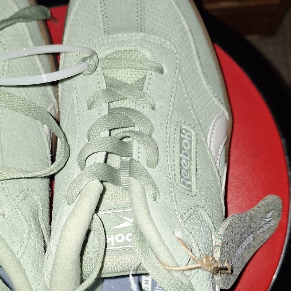 Reebok Green and White Women's Sneakers NWOT - Picture 5 of 6